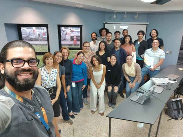 Los participantes del curso en la Sala Multimedia del INISA, UCR.