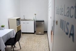La nueva sala de lactancia del Inisa-UCR cuenta con un refrigerador, lavamanos, microondas y toallitas para comodidad de las madres que la utilicen. 